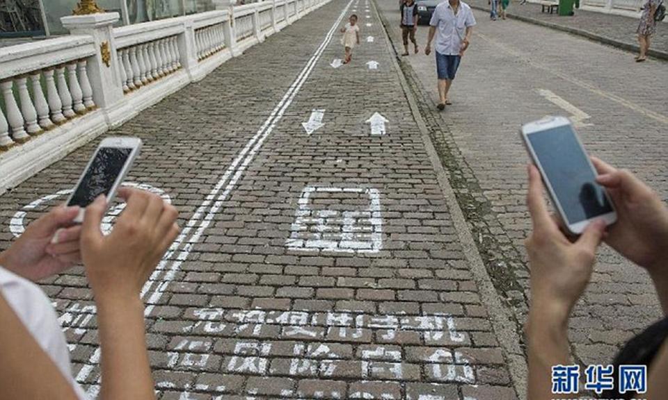 1 mobile-phone-lanes-for-walking6cb9